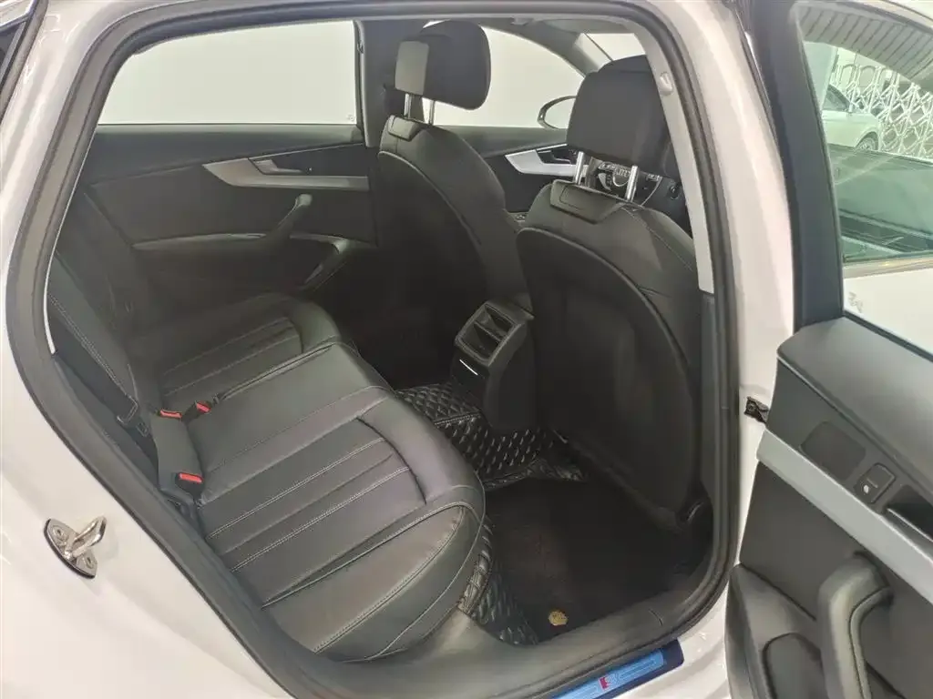 Audi A4L 2022 из CN, фото 9