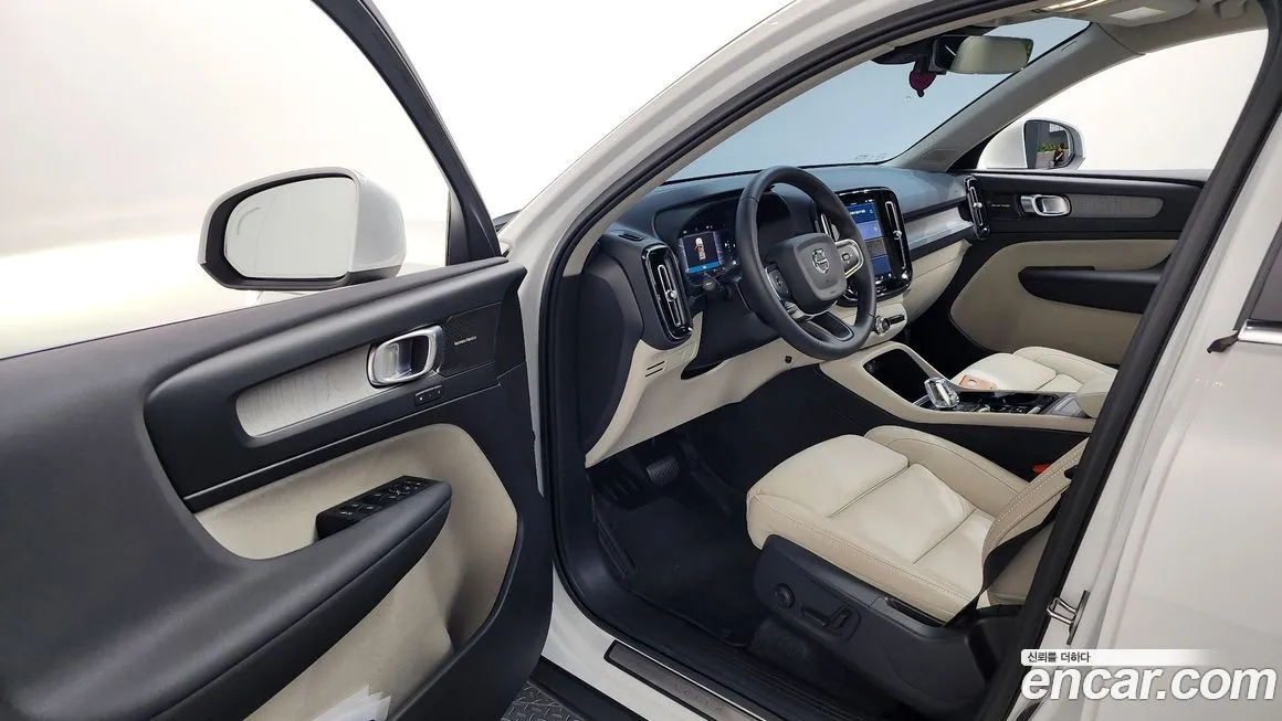 Volvo XC40 — фото 10