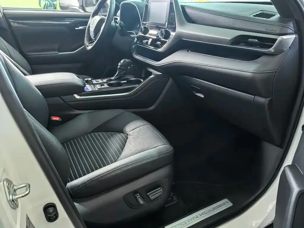 Toyota Crown Kluger 2023 из CN, фото 10