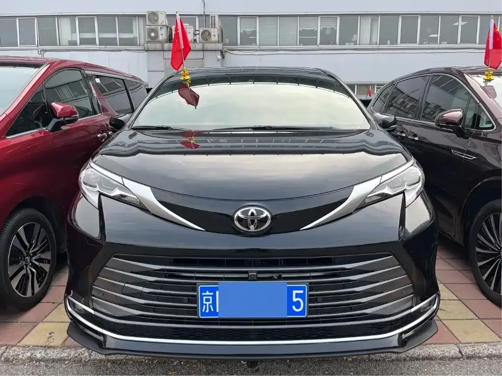 Toyota Sienna 2024 из CN, фото 2