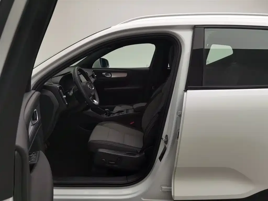 Volvo XC40 — фото 10