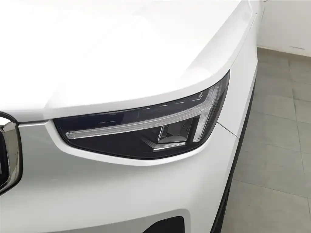 Volvo XC40 — фото 7