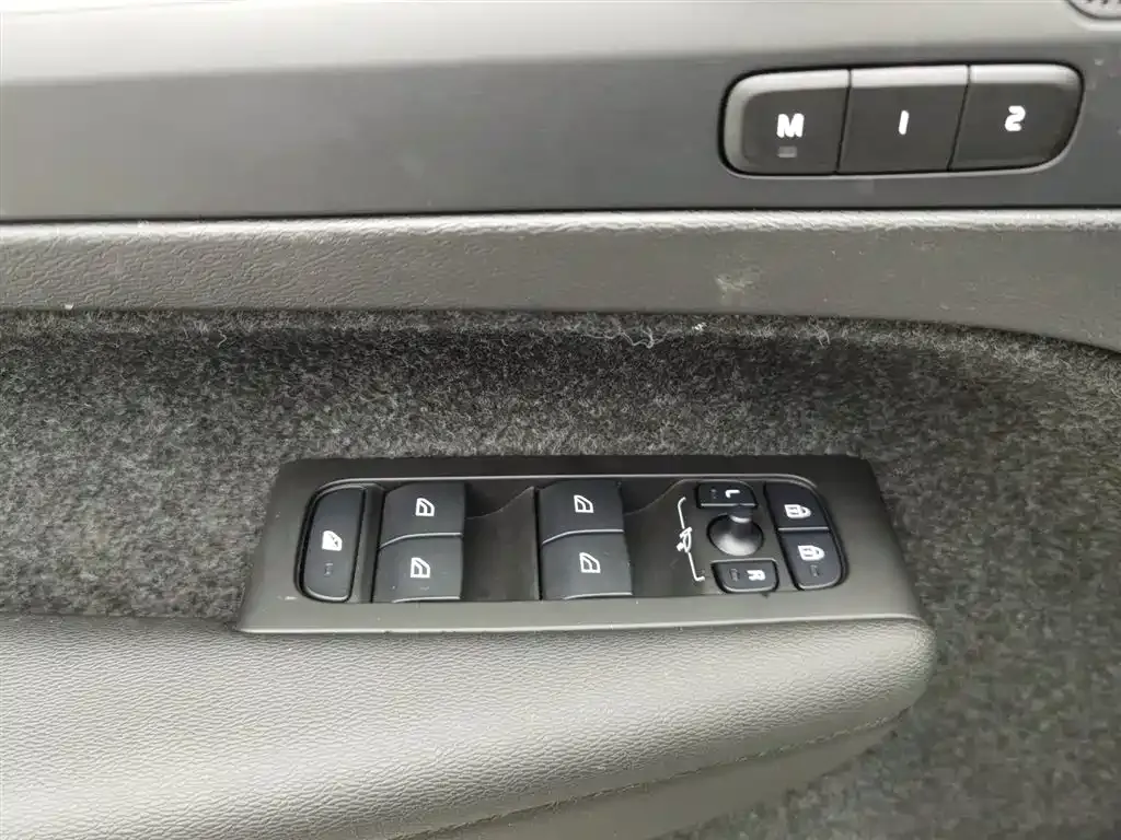 Volvo XC40 — фото 9