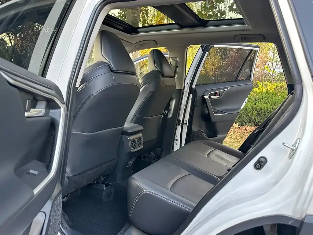 Toyota Wildlander 2023 из CN, фото 9