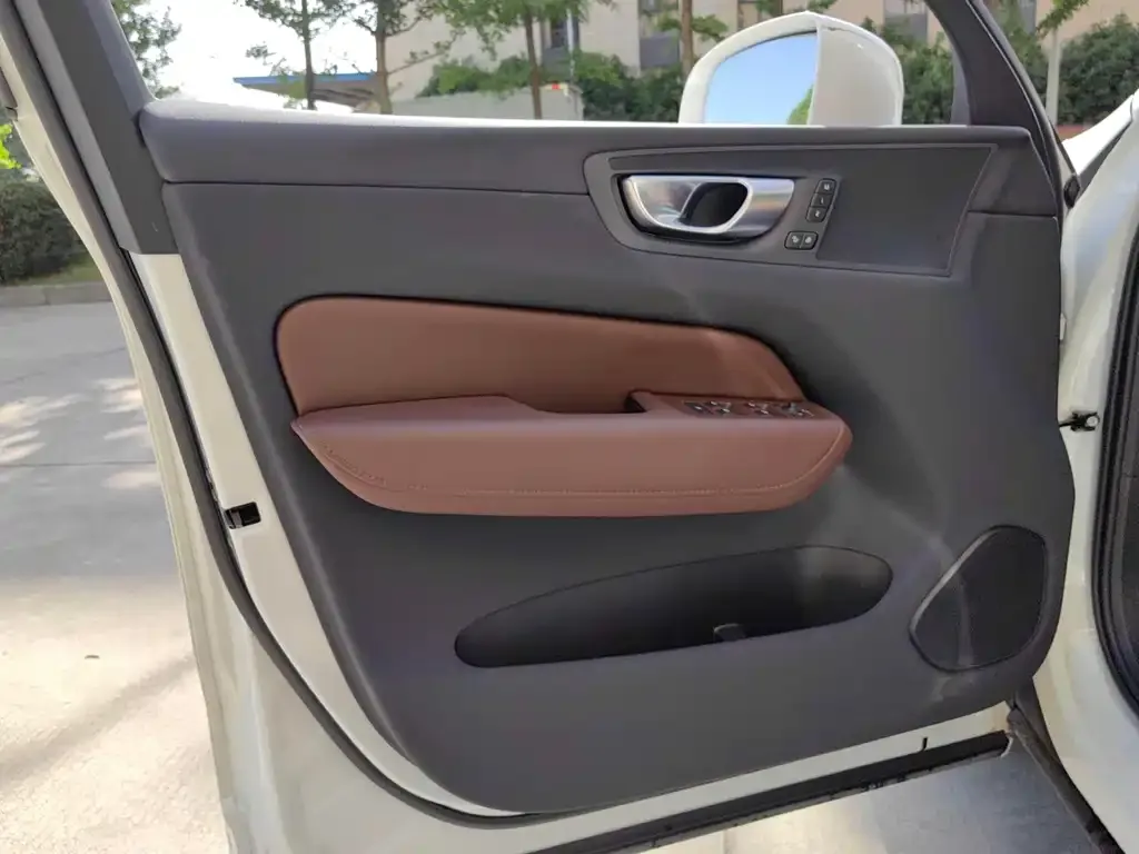 Volvo XC60 2022 из CN, фото 4