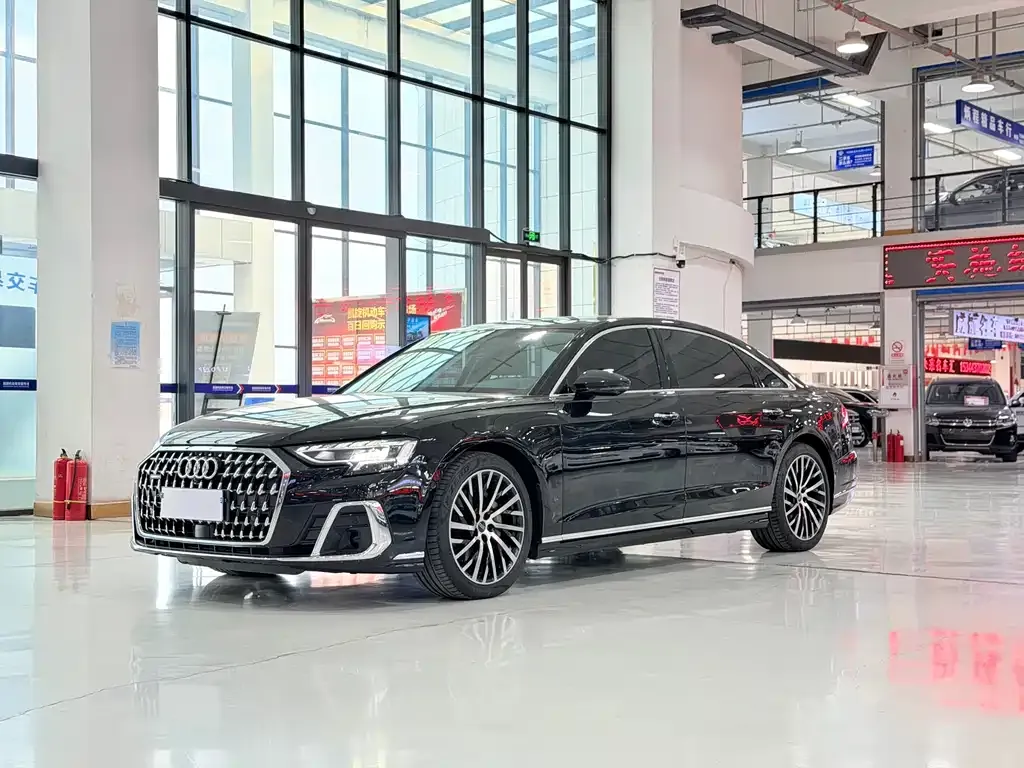 Audi A8 — фото 1