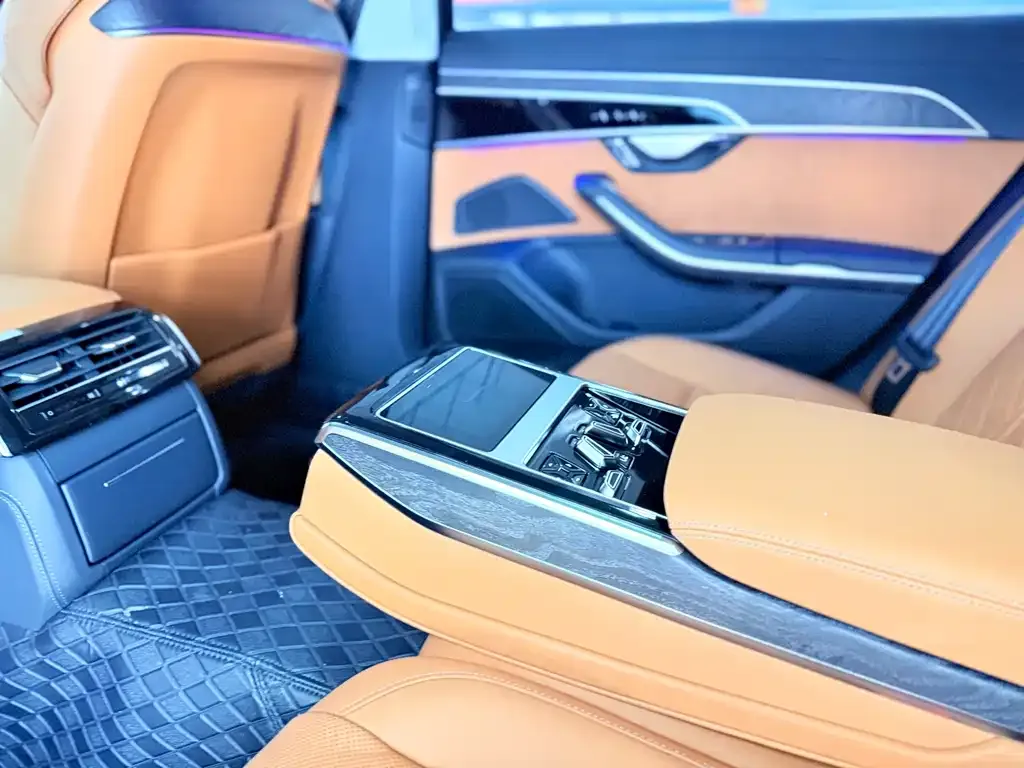 Audi A8 — фото 9