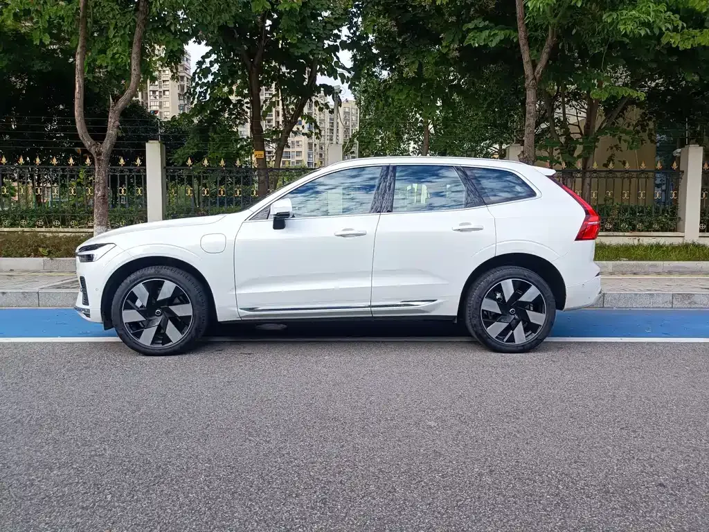 Volvo XC60 PHEV — фото 3
