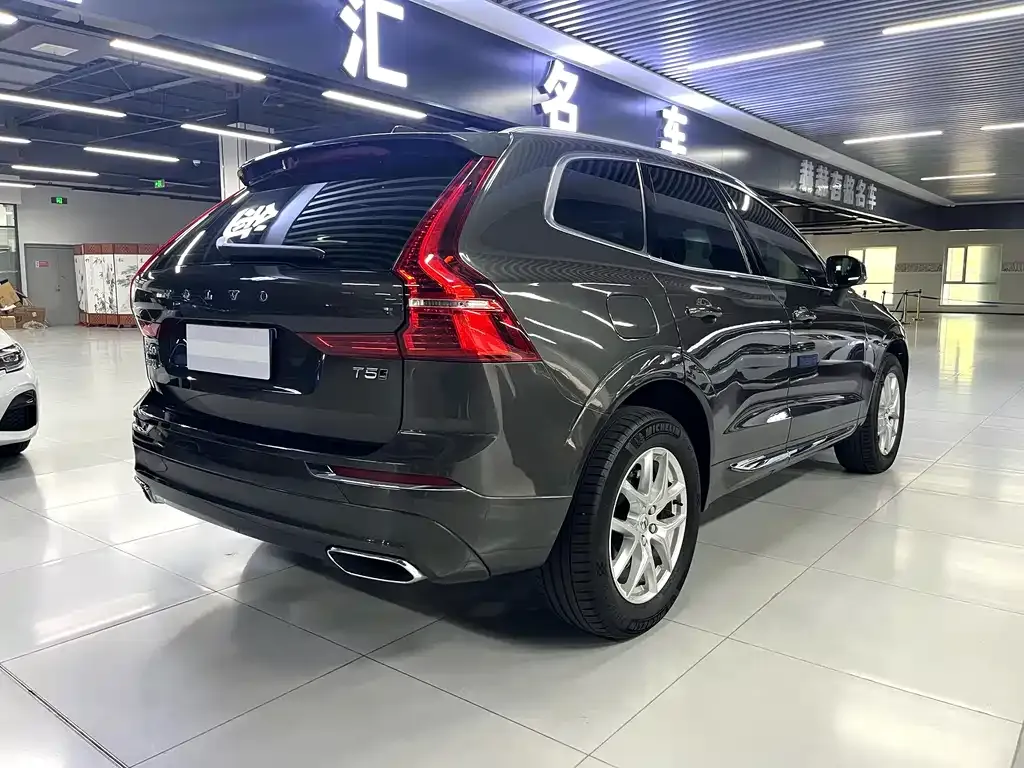Volvo XC60 — фото 9