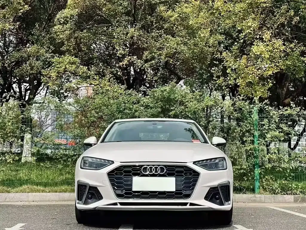Audi A4L 2022 из CN, фото 2