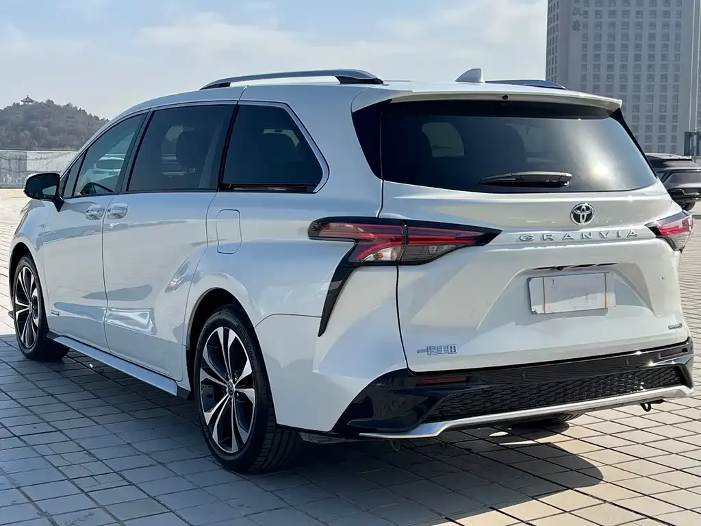 Toyota Granvia 2024 из CN, фото 4