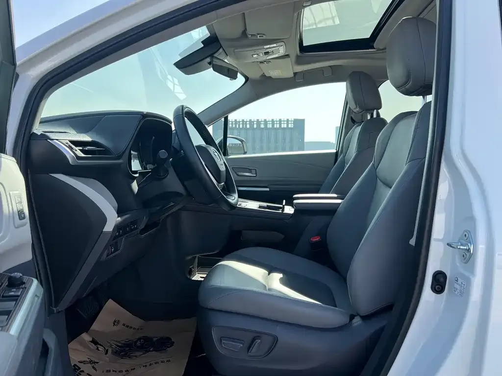 Toyota Granvia 2024 из CN, фото 8