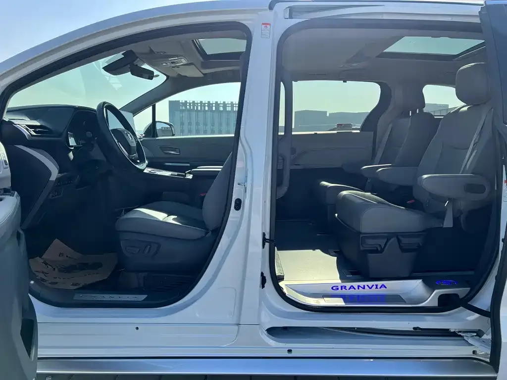 Toyota Granvia 2024 из CN, фото 9