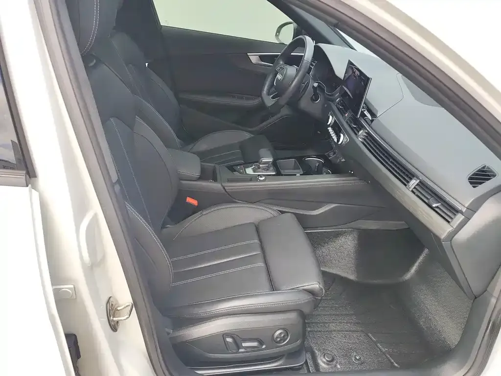 Audi A4L 2023 из CN, фото 5