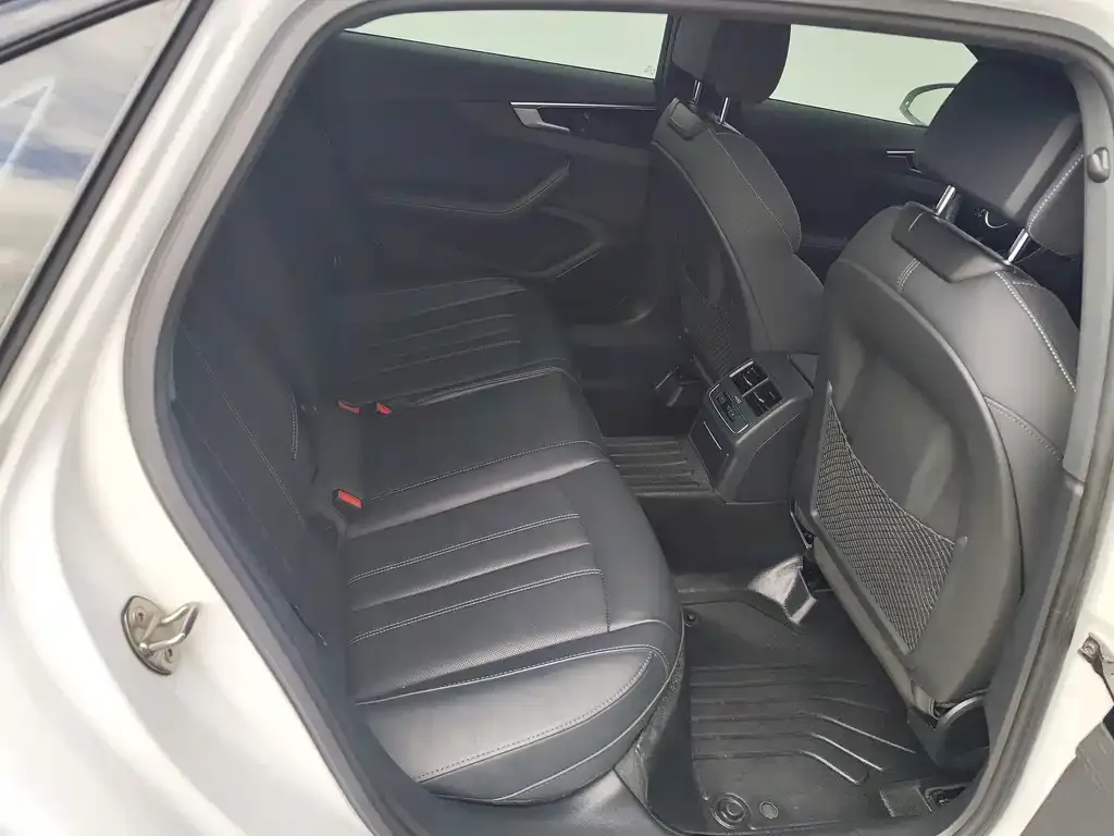 Audi A4L 2023 из CN, фото 6