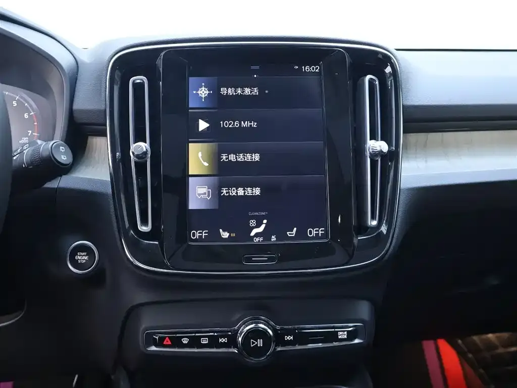 Volvo XC40 — фото 10