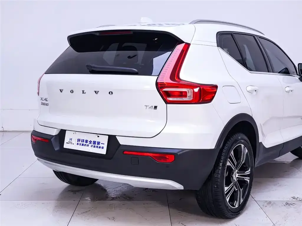 Volvo XC40 — фото 8