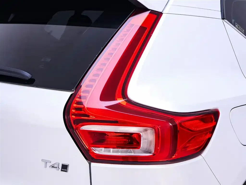 Volvo XC40 — фото 9