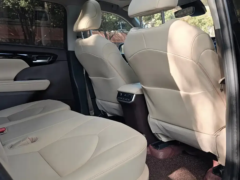 Toyota Highlander — фото 10