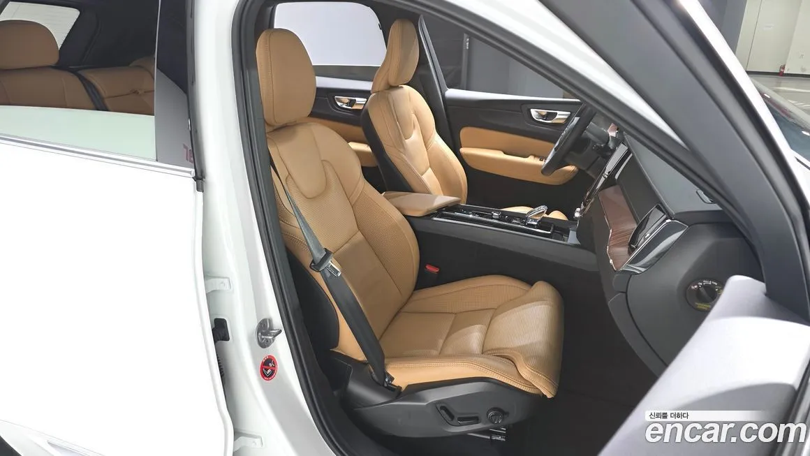 Volvo XC60 — фото 10