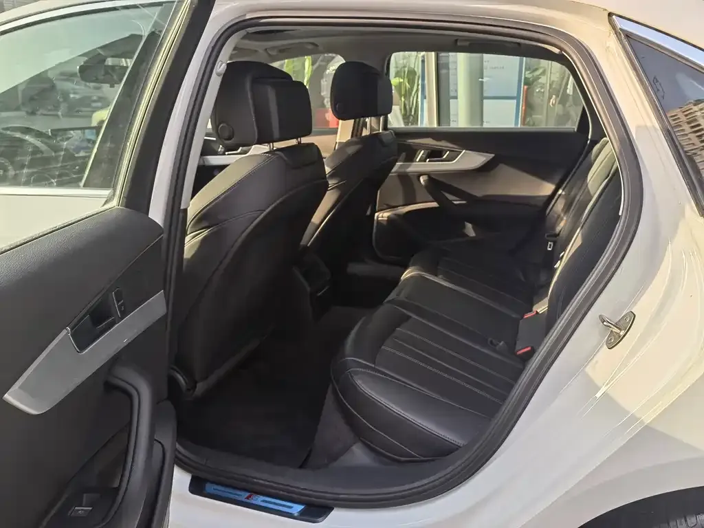 Audi A4L 2023 из CN, фото 4