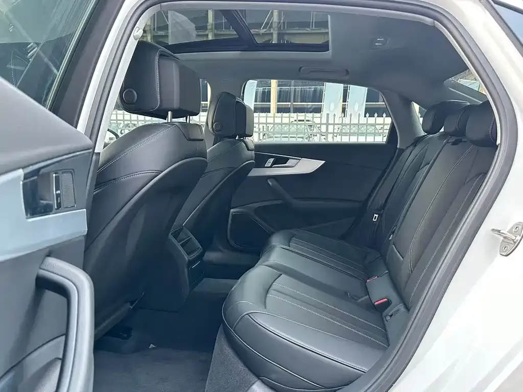 Audi A4L 2023 из CN, фото 6