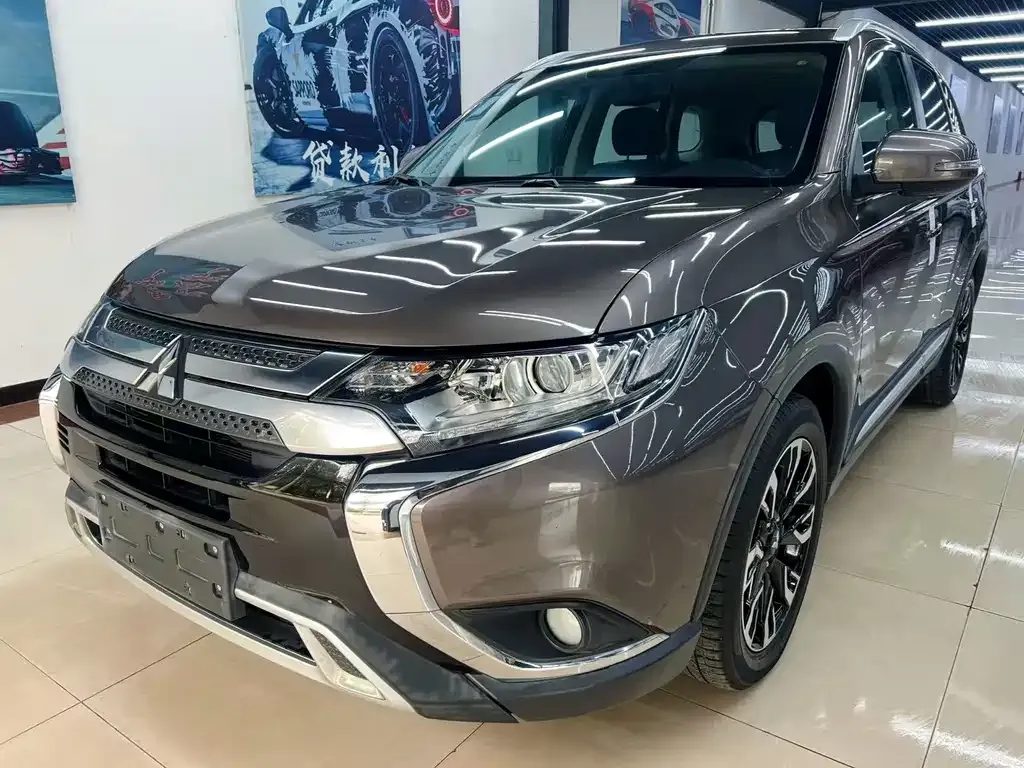 Mitsubishi Outlander — фото 1