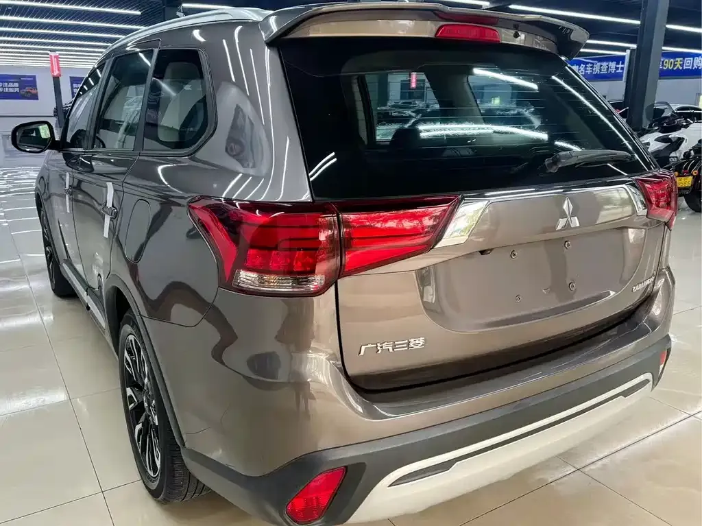 Mitsubishi Outlander — фото 4