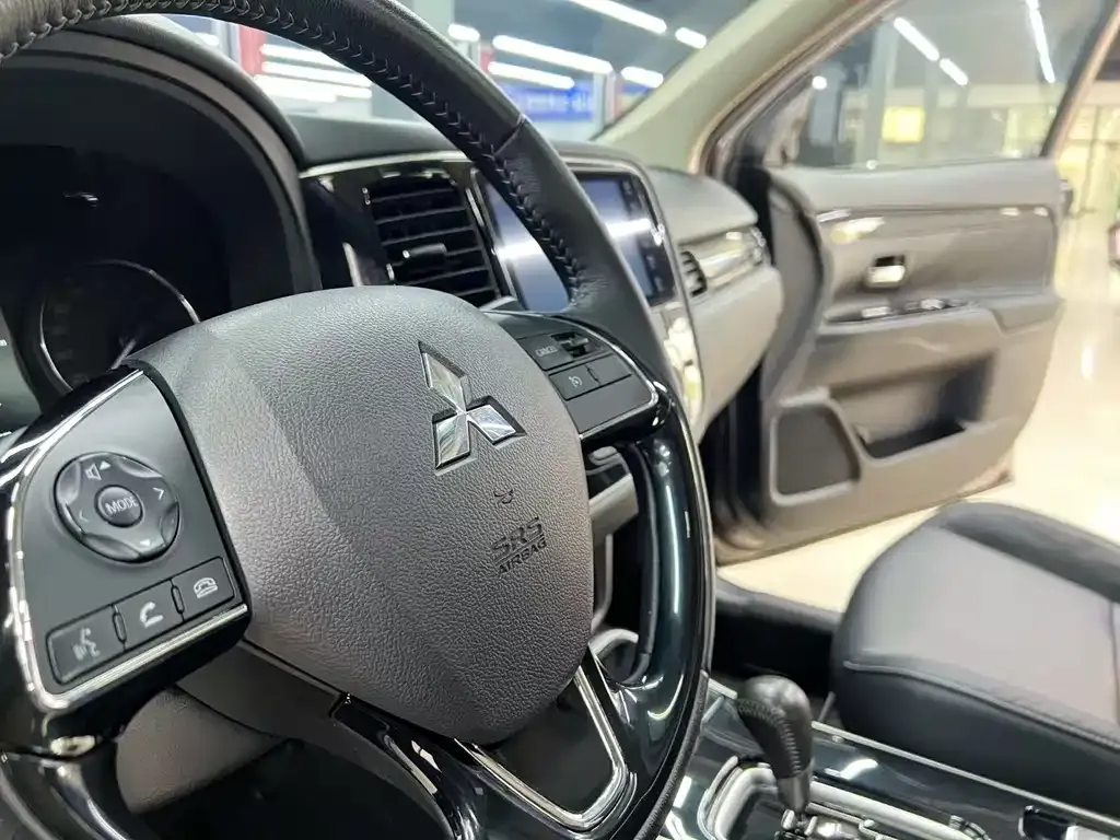 Mitsubishi Outlander — фото 9