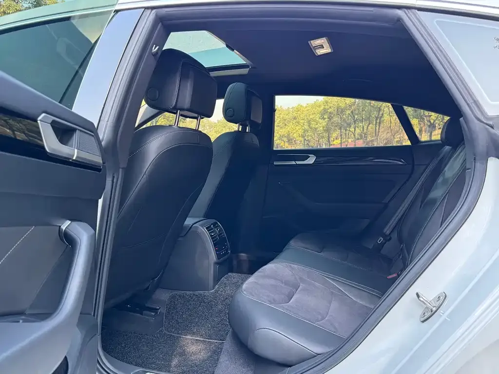 Volkswagen CC 2024 из CN, фото 9
