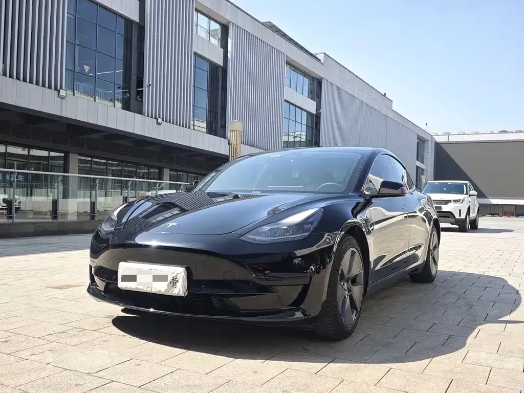 Tesla Model 3 — фото 1
