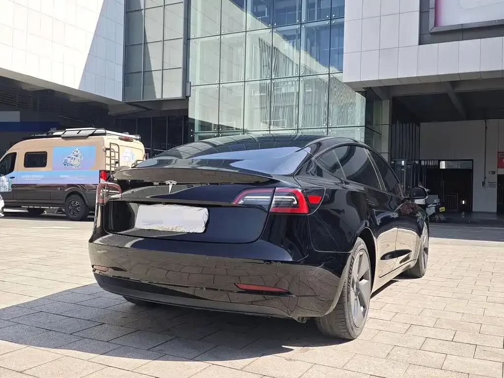 Tesla Model 3 — фото 9