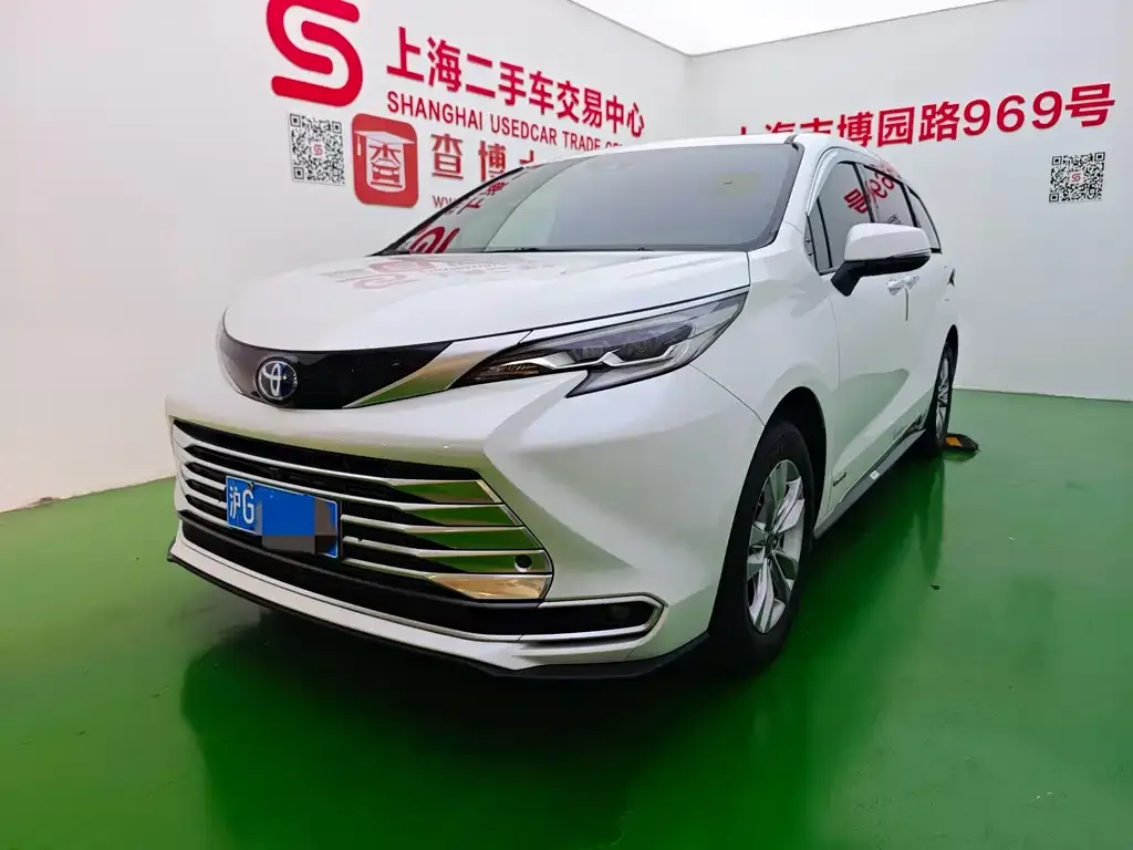 Toyota Sienna — фото 1