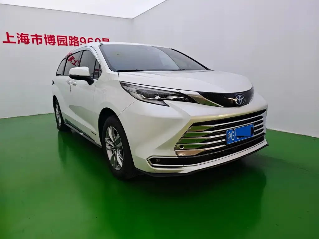 Toyota Sienna — фото 3