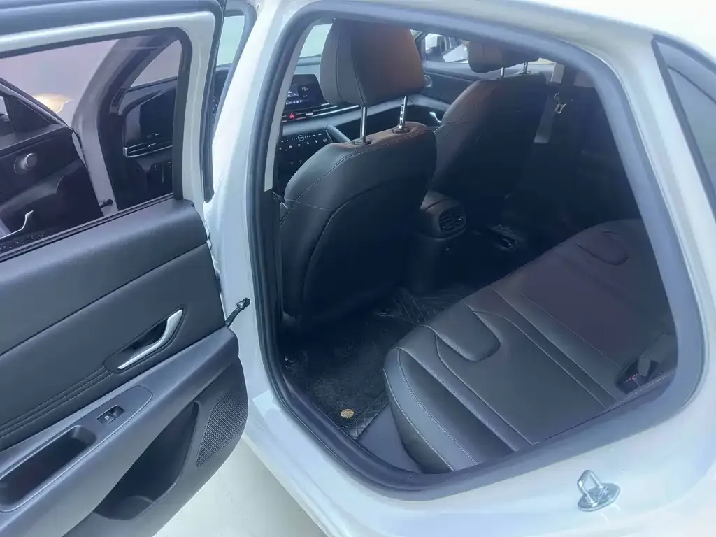 Hyundai Elantra 2022 из CN, фото 10