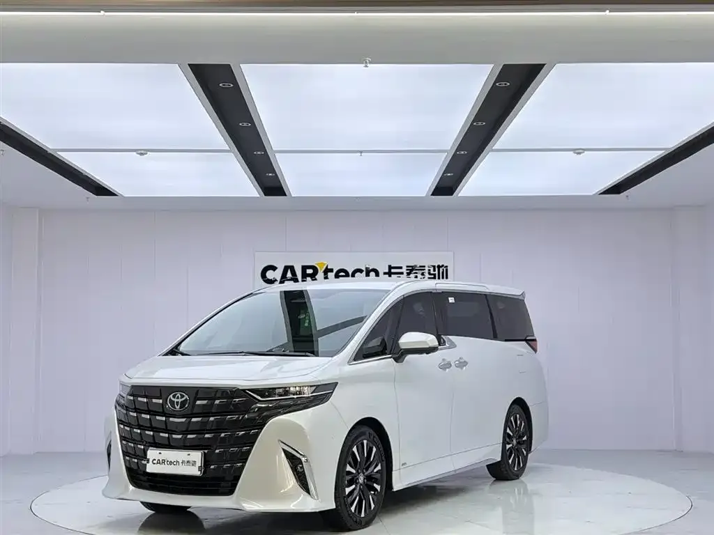 Toyota Alphard — фото 1