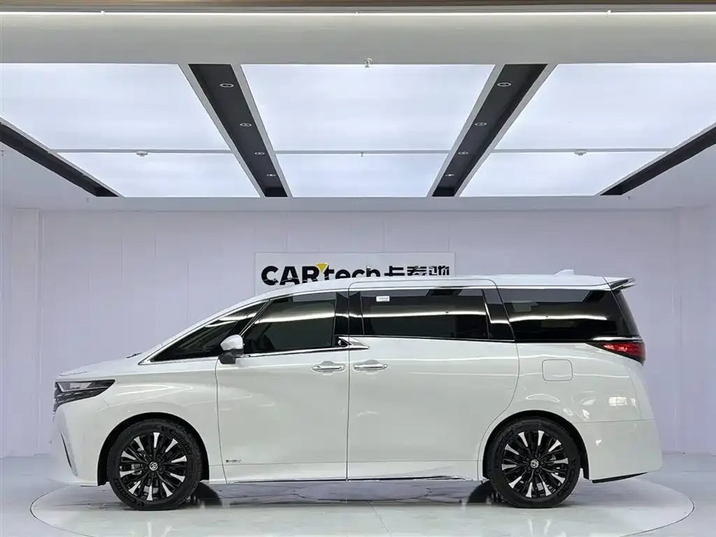 Toyota Alphard — фото 2