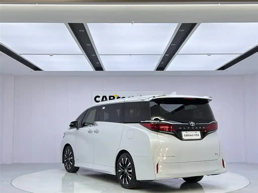 Toyota Alphard — фото 3