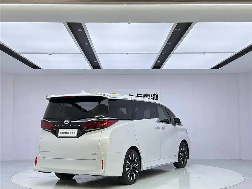 Toyota Alphard — фото 5