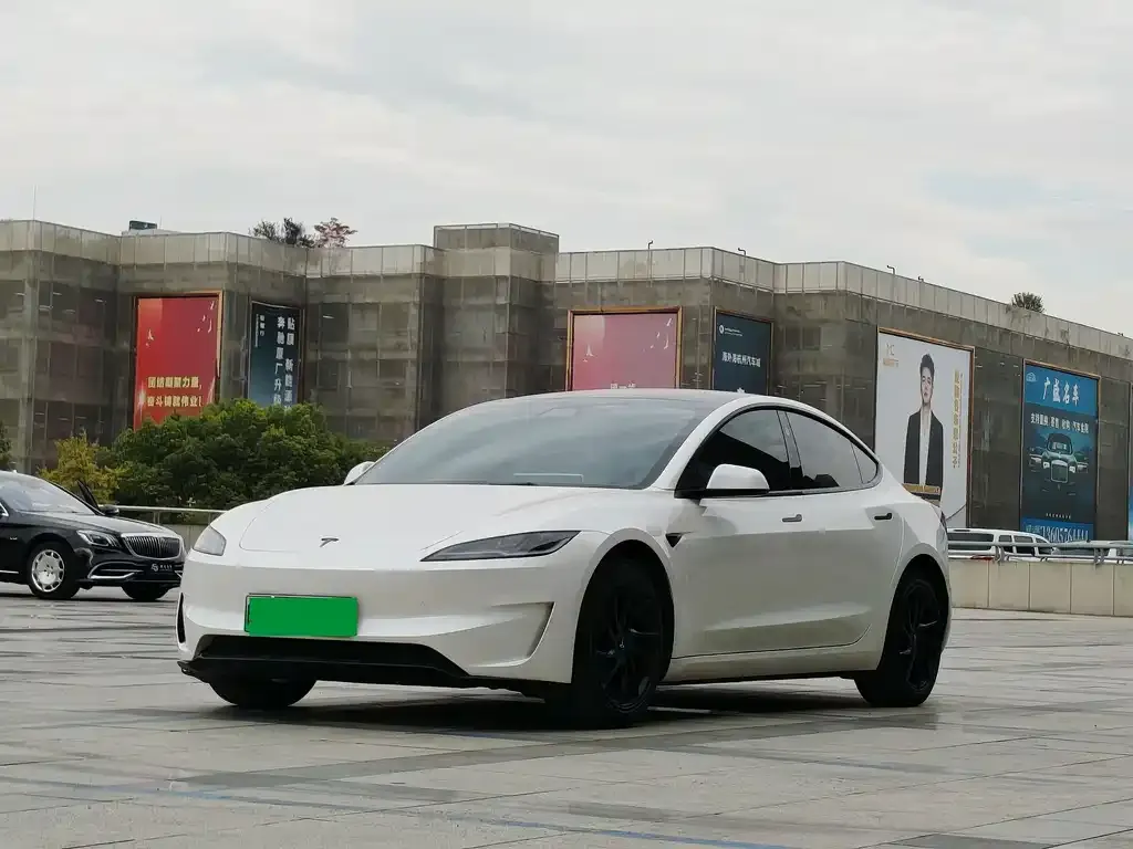 Tesla Model 3 — фото 1
