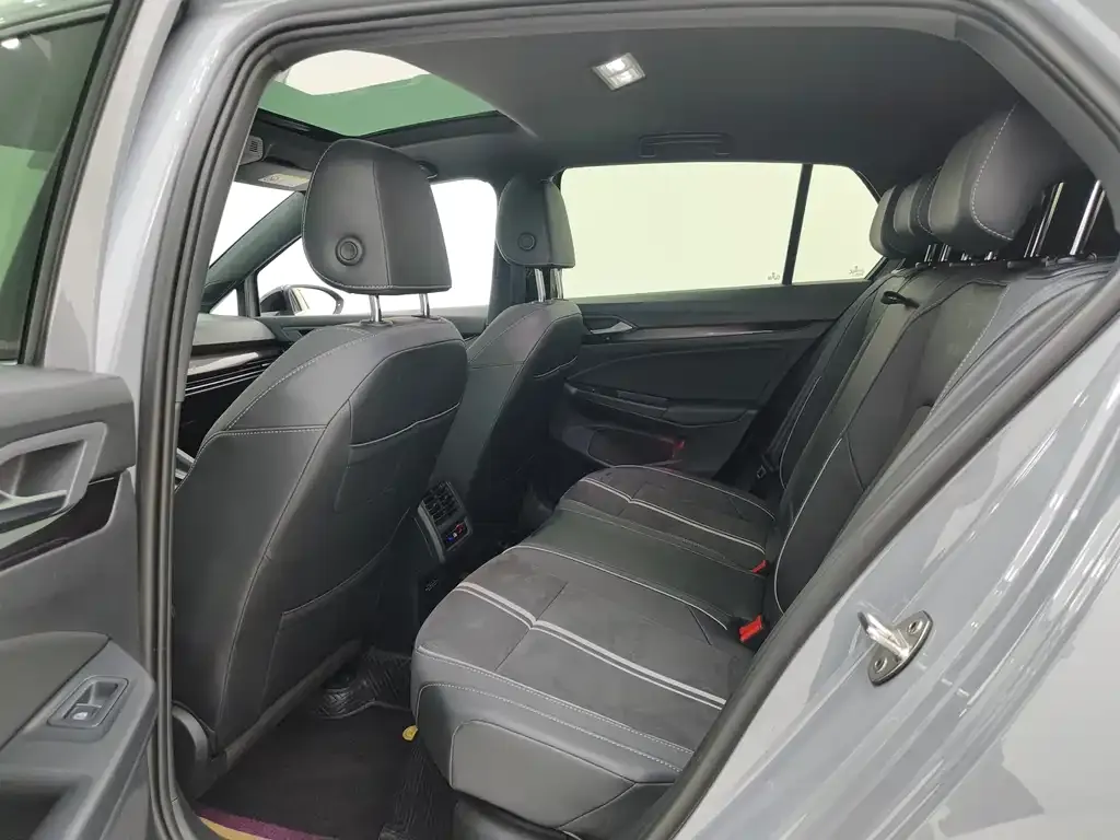 Volkswagen Golf 2023 из CN, фото 8