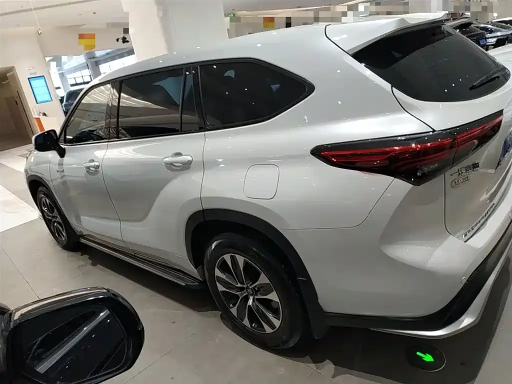 Toyota Crown Kluger 2023 из CN, фото 5
