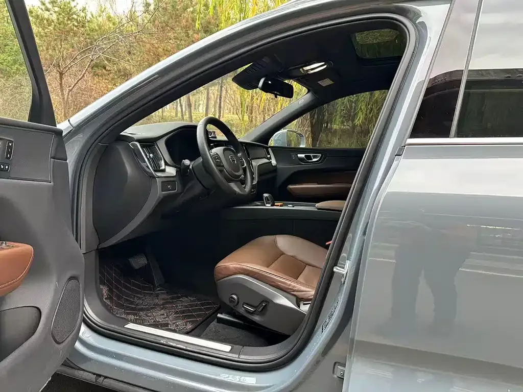 Volvo XC60 2023 из CN, фото 8