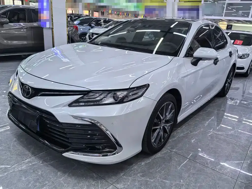 Toyota Camry — фото 1