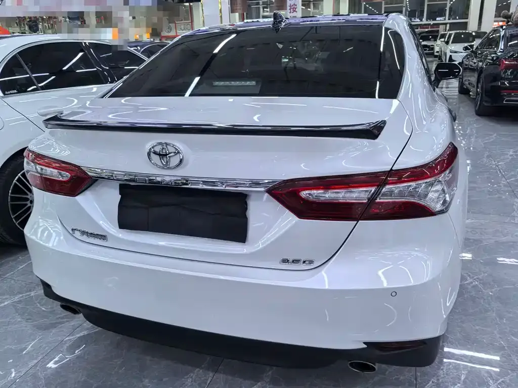 Toyota Camry — фото 5