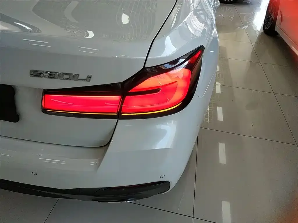 BMW 5 Series 2021 из CN, фото 8