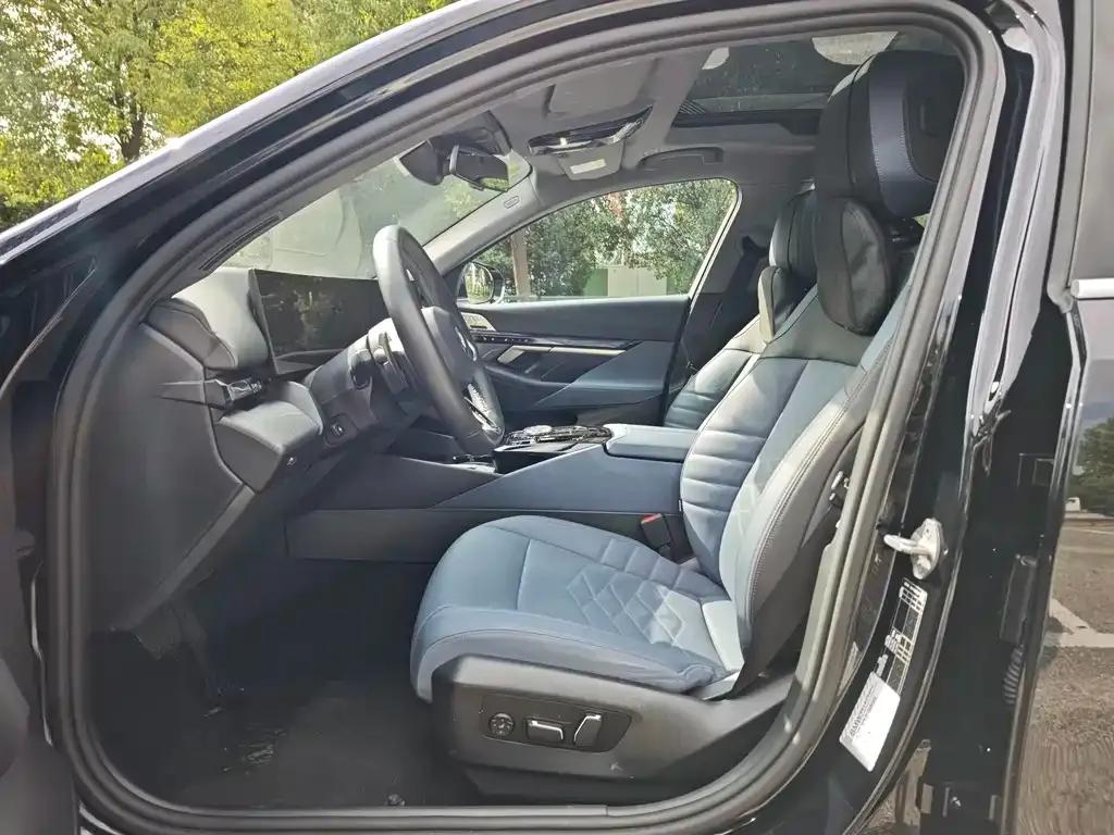 BMW 5 Series 2024 из CN, фото 5