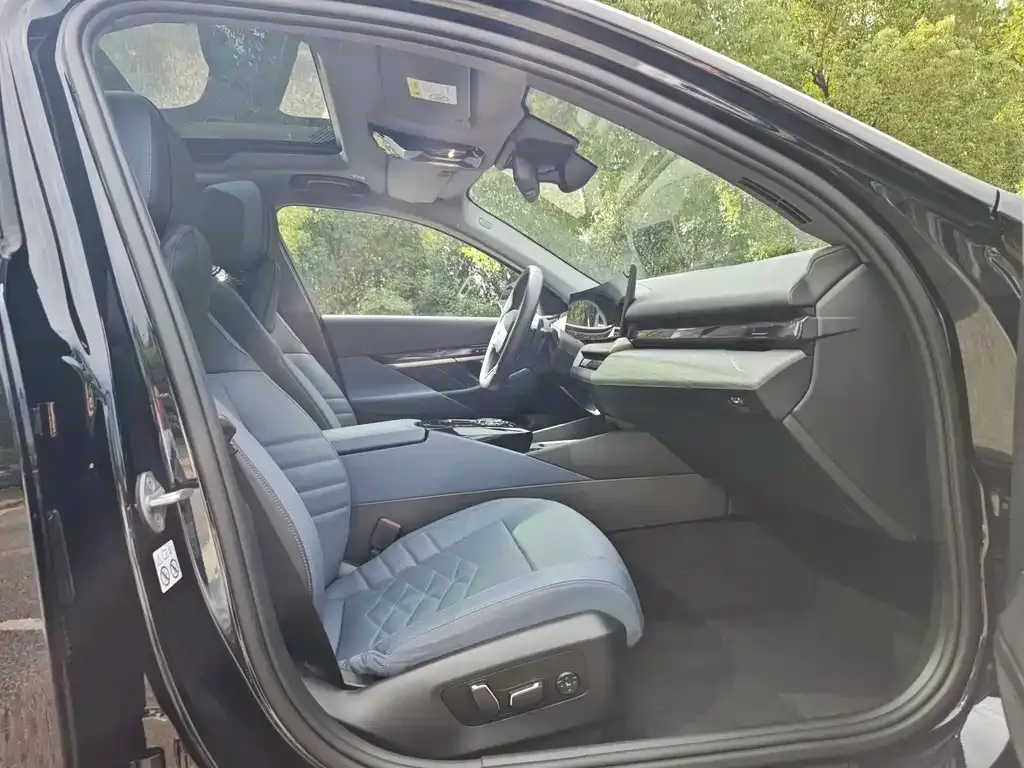 BMW 5 Series 2024 из CN, фото 6