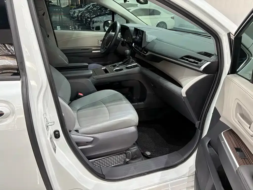 Toyota Granvia 2024 из CN, фото 8
