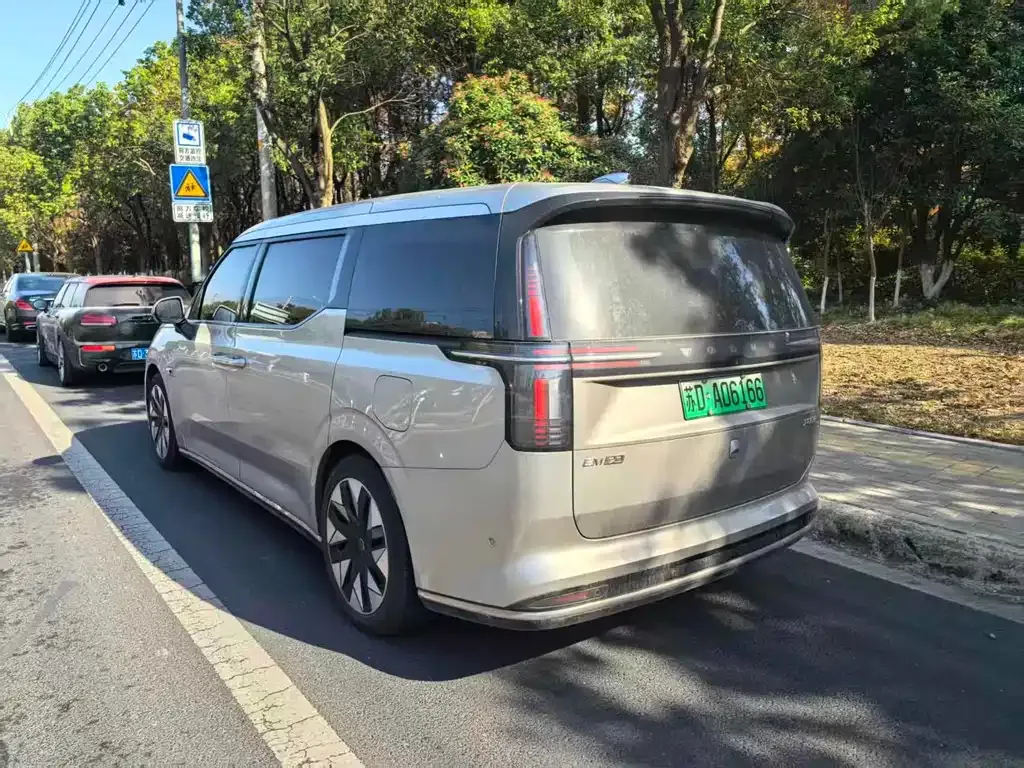 Volvo EM90 2024 из CN, фото 3
